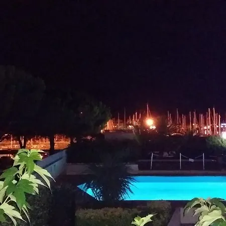 La Voile D' Or Seul Sur Le Port 3* אגדה