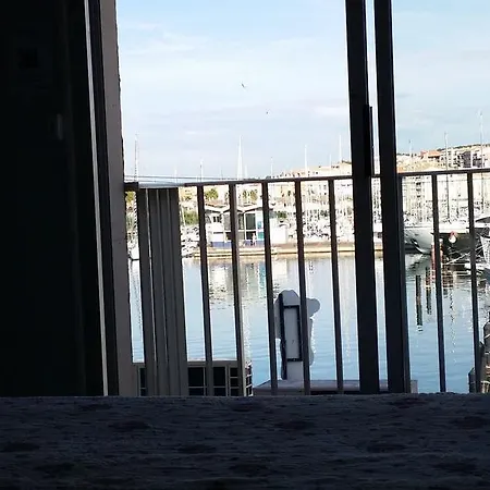 La Voile D' Or Seul Sur Le Port אגדה
